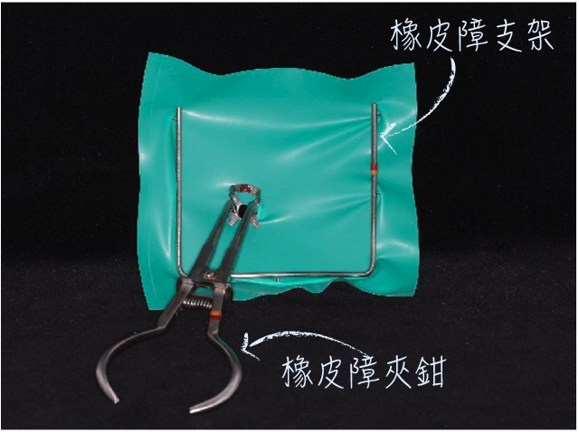 綠色的布和金屬器具