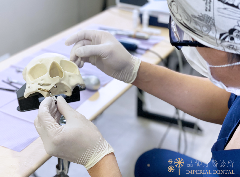 李醫師架了一顆頭顱示範顴骨植體手術技法